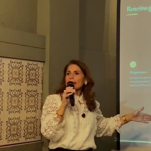 Dra. Flávia Pacheco em palestra