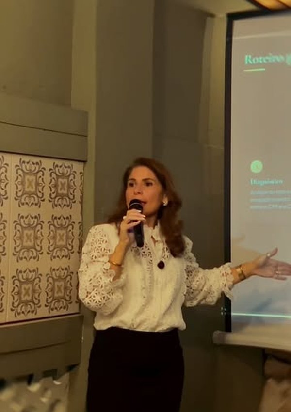 Dra. Flávia Pacheco palestrando